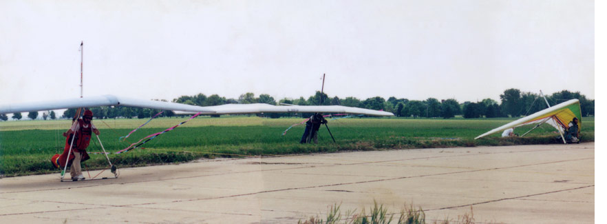 3 Hang Glides waiting to go... and show